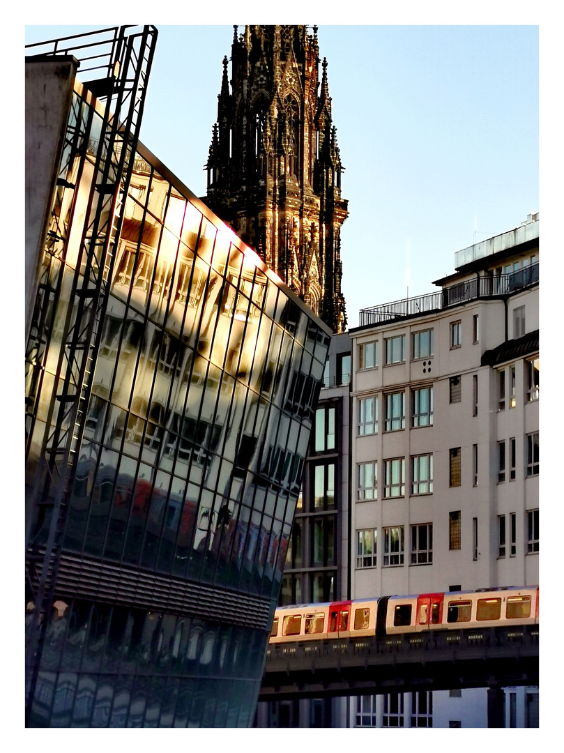 street Spiegelung Kirche HH p30-511-col +3spiegelfotos