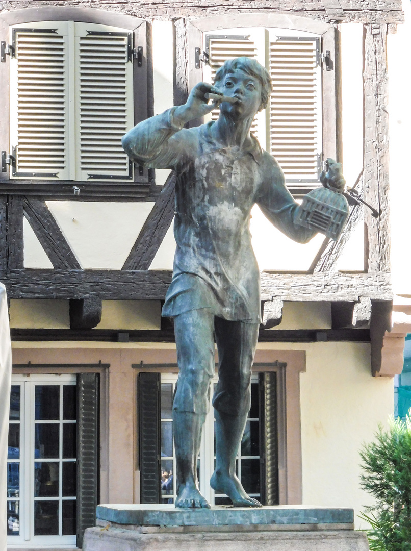 street Statue Junge Strassburg lum-19-38col +9/30Fotos