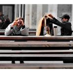 street ZWEI sitzen p30-25--920-swky +SW +streetfotos