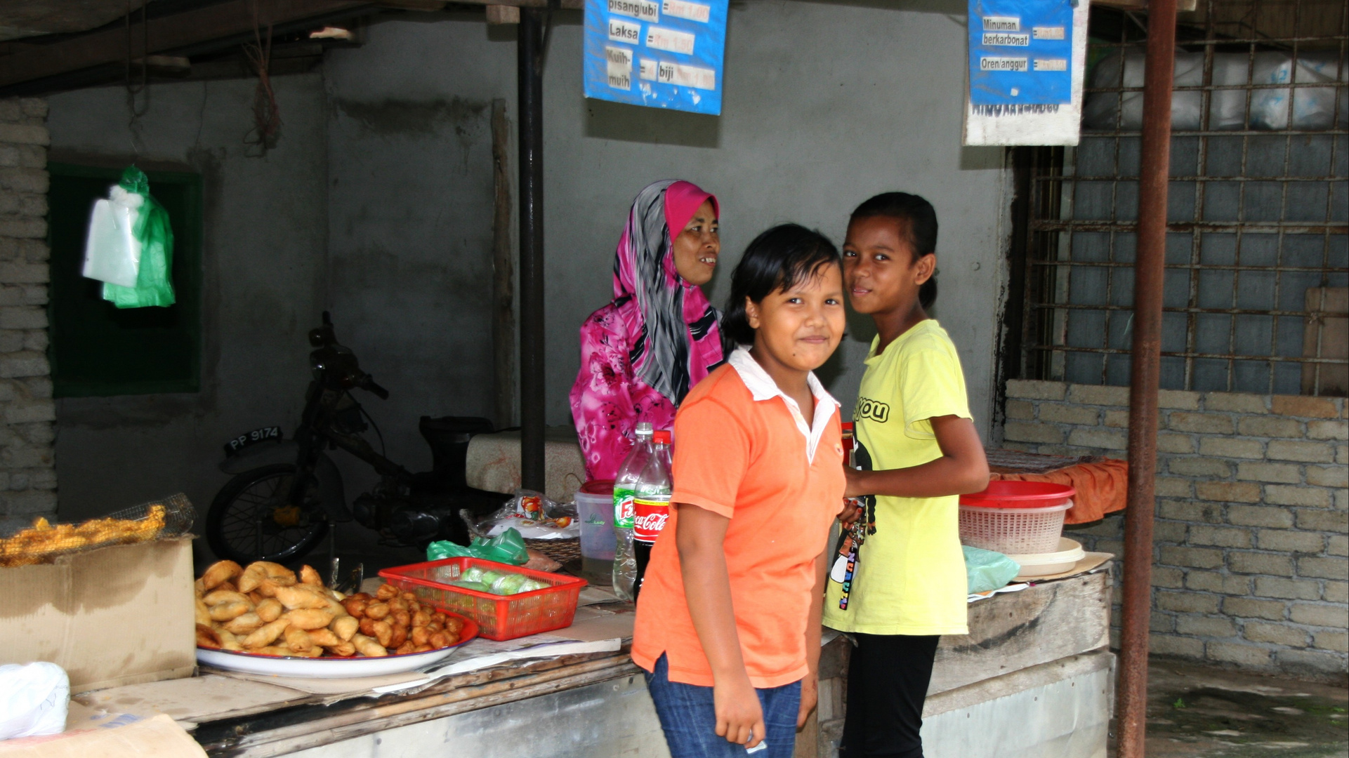 Streetfoodangebot an einer Landstraße auf Langkawi in Malaysia