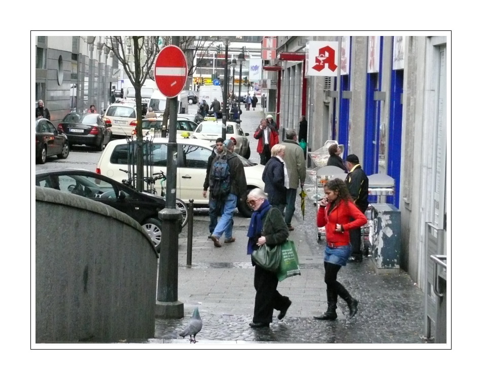 Streetlife 36 (zwei im Gleichschritt mit Tauben als Zeuge)