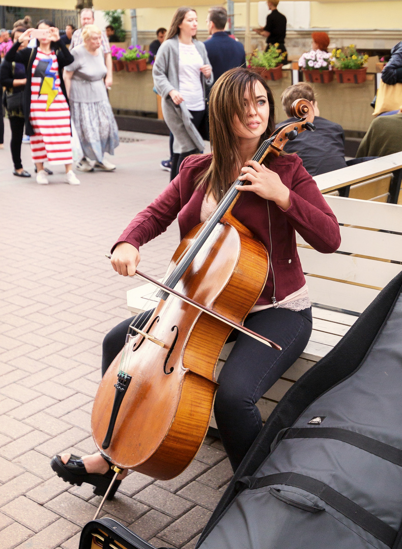 StreetLife: I play Violoncello