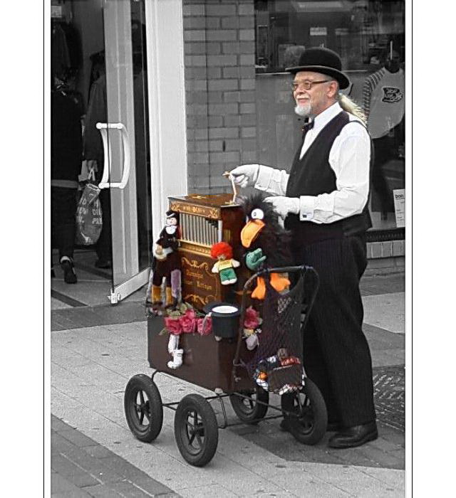 Streetlife mit Musik (Organ-grinder in Wuppertal Barmen)