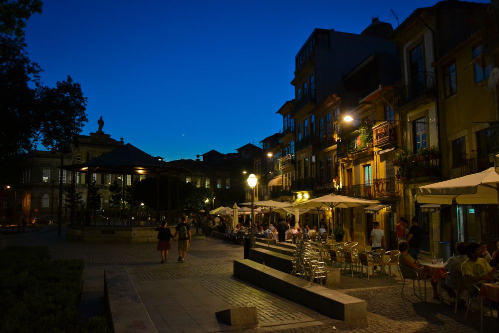 Streets of Porto in a hot summer night