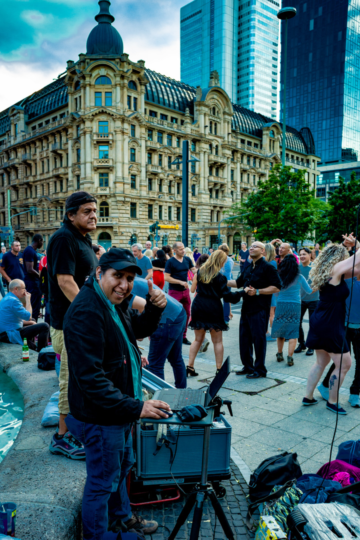 streetsalsa in frankfurt 'das leben nach draussen verlagern'