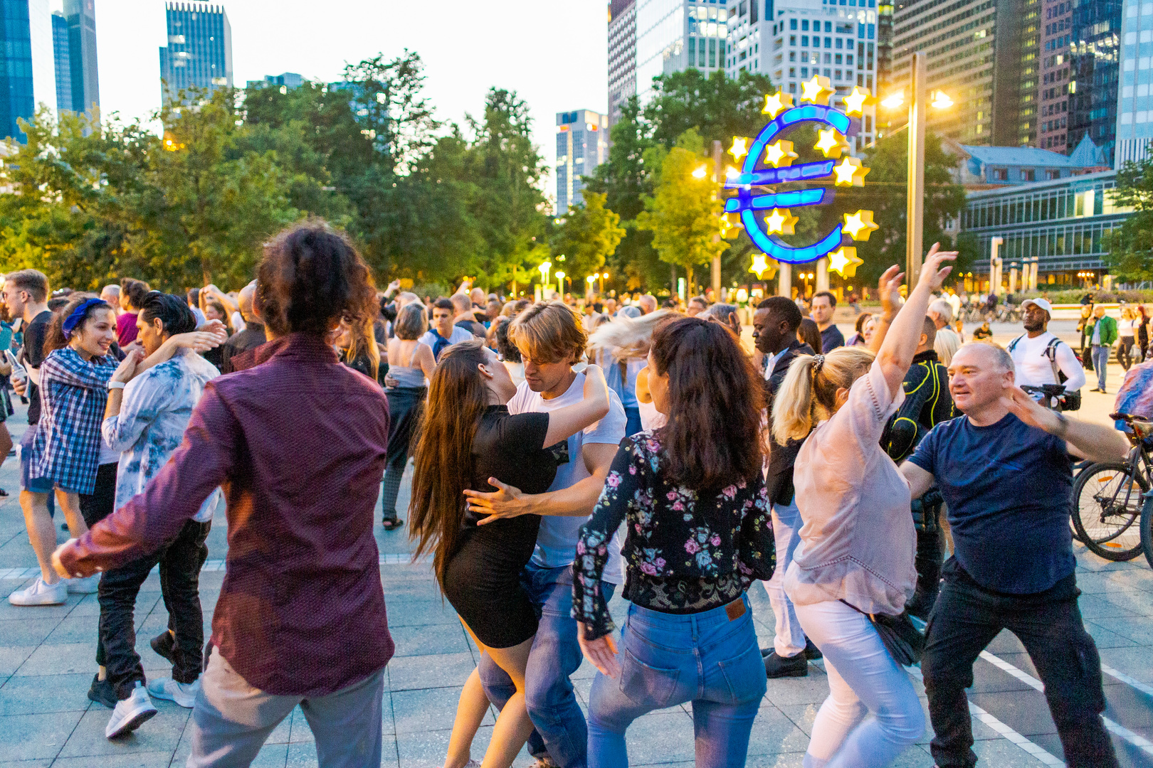 streetsalsa in frankfurt 'das leben nach draussen verlagern'