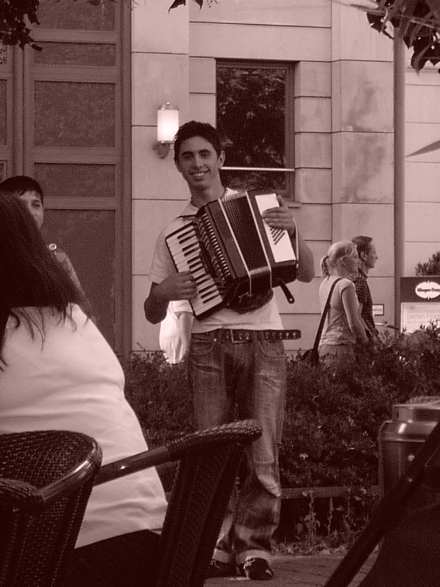 StreetSounds of Berlin .. during a cup of coffee (Berlin-Sepia-Projekt - Pic. 022)