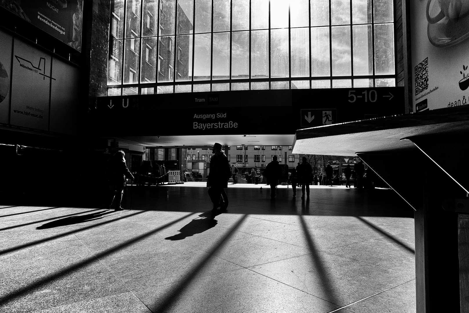 Streetstyle at central station munich sw