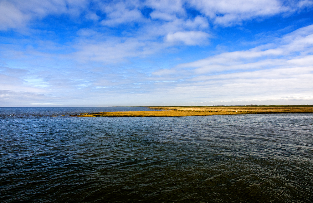 Streifenland zwischen Meer und Himmel