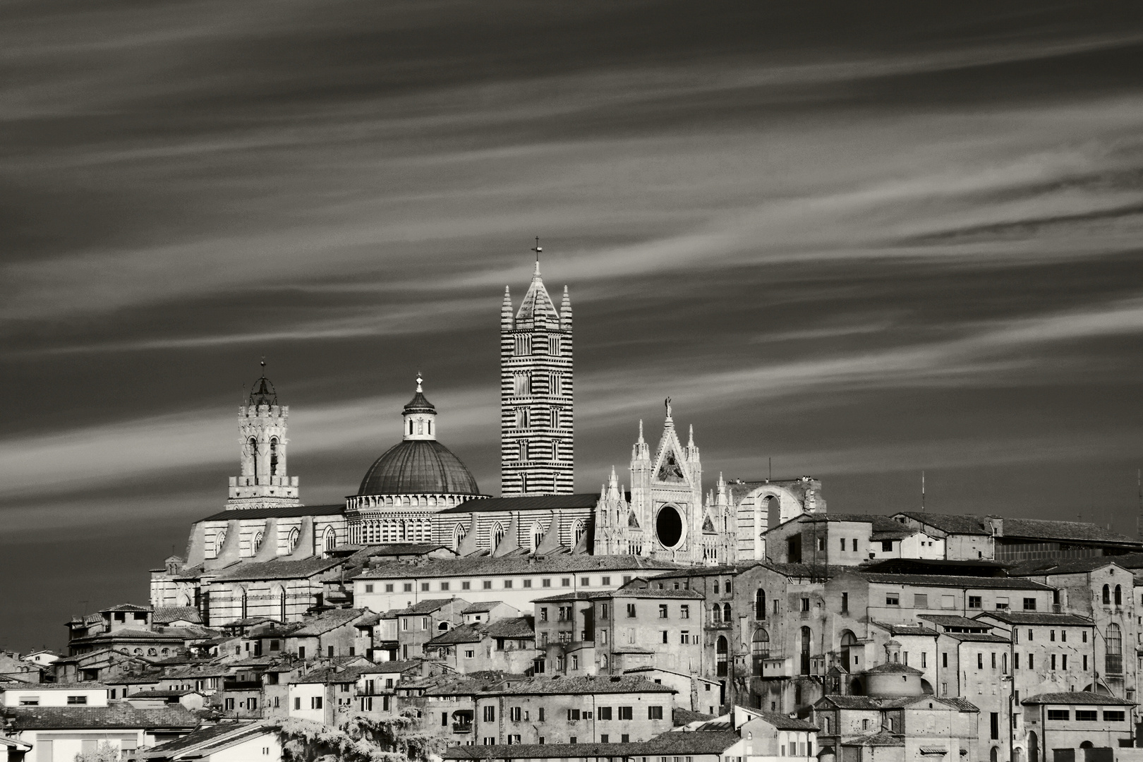 Streifenwolken über Siena