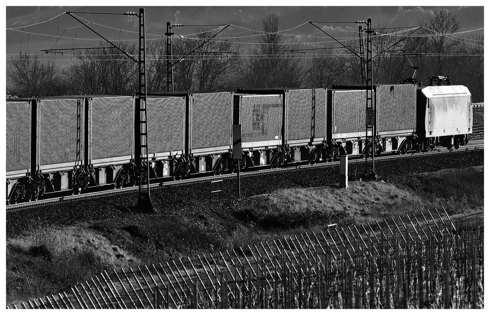 Streiflicht am Bahndamm