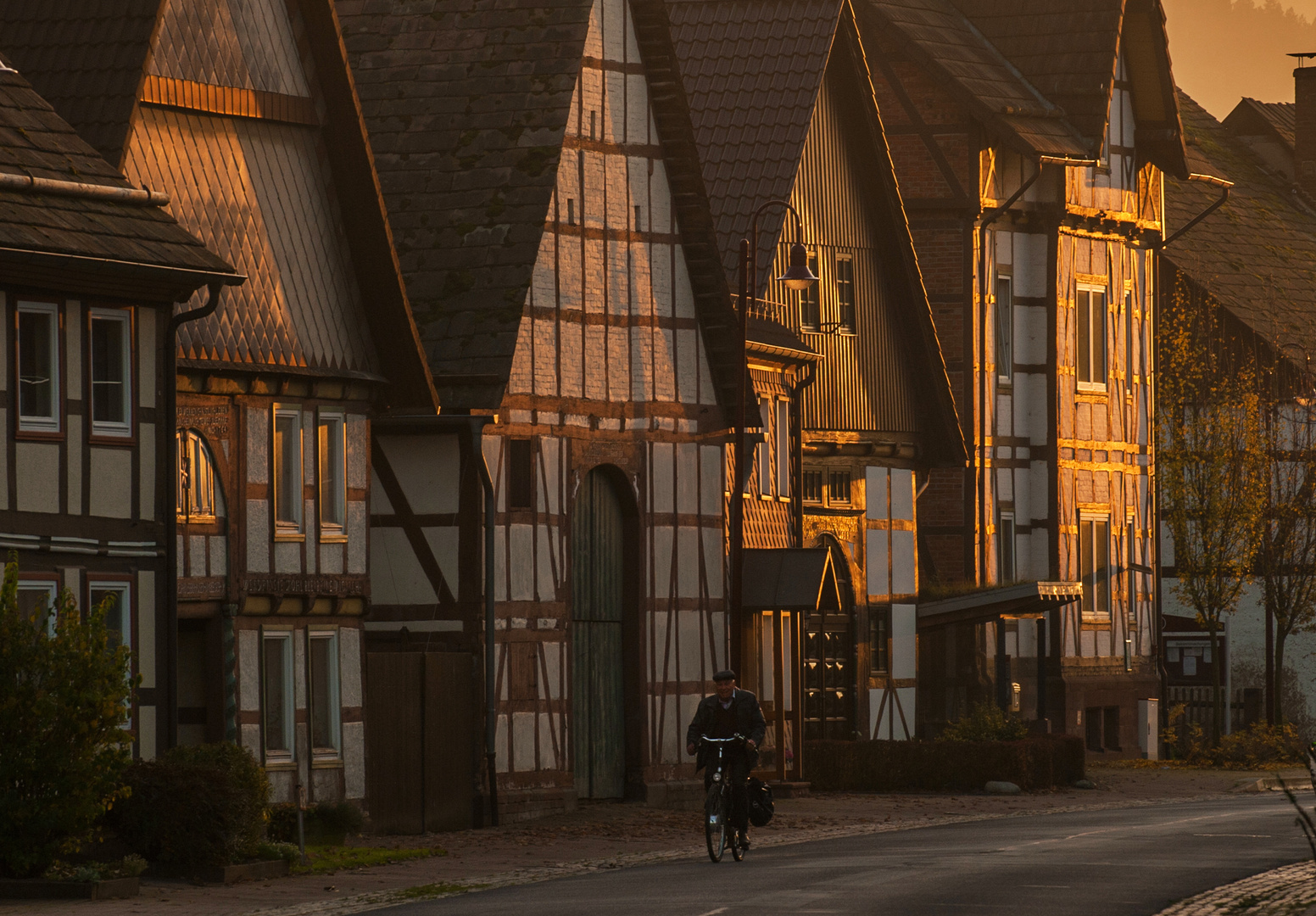 Streiflicht auf alten Fassaden