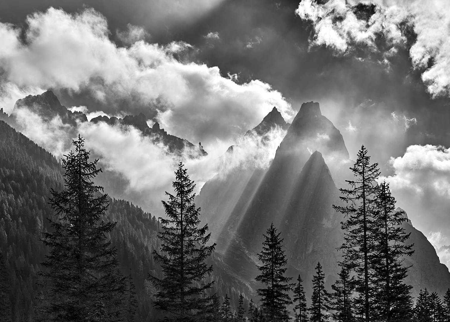 Streiflichter und Licht-Nebel-Wolkenstimmung am 2582 m hohen Neuner, er ist ein Teil der größten...