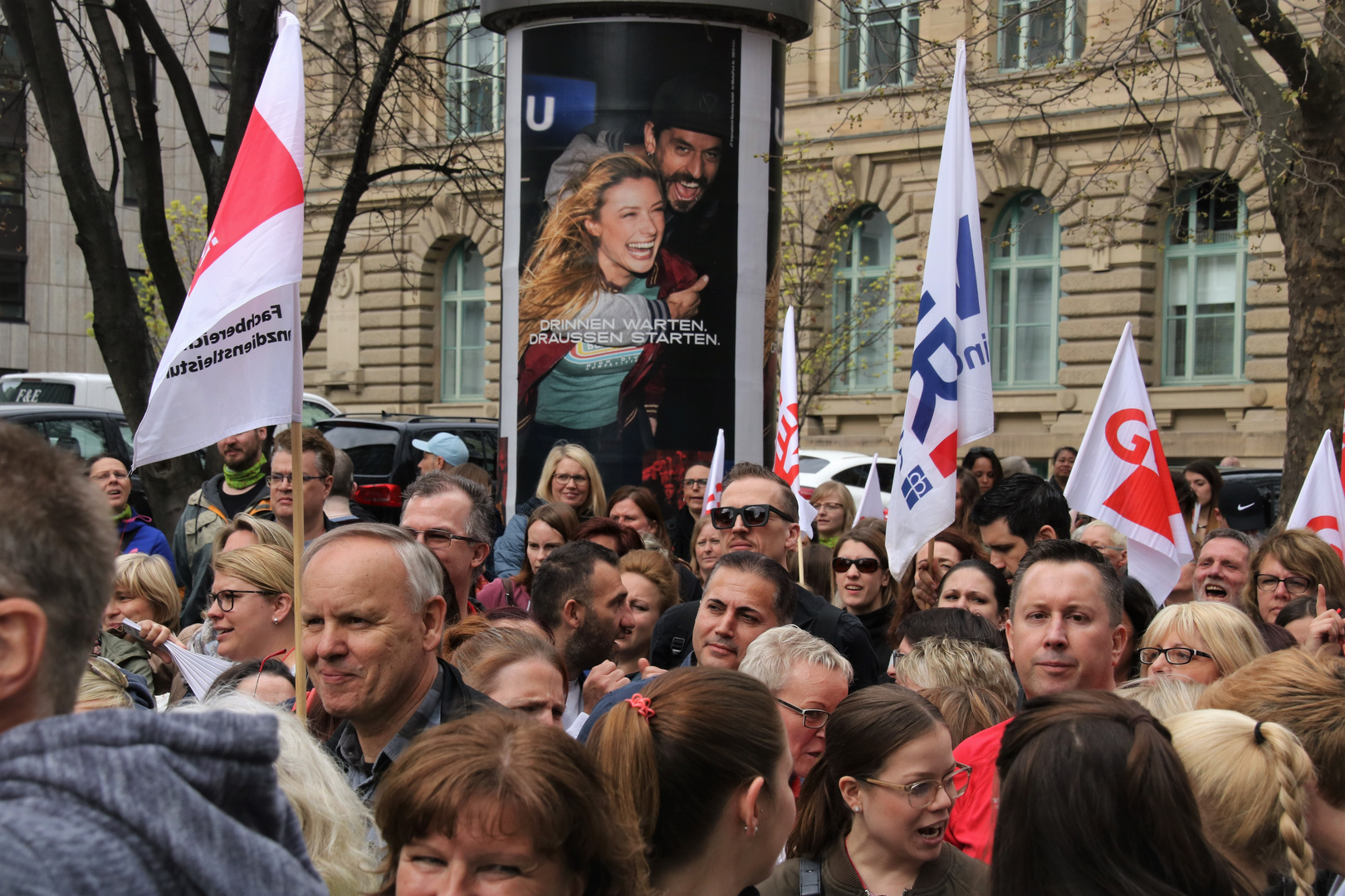 Streikende vor Plakat Draussen STARTEN Stgt S-71 Aktuell -+alsSW