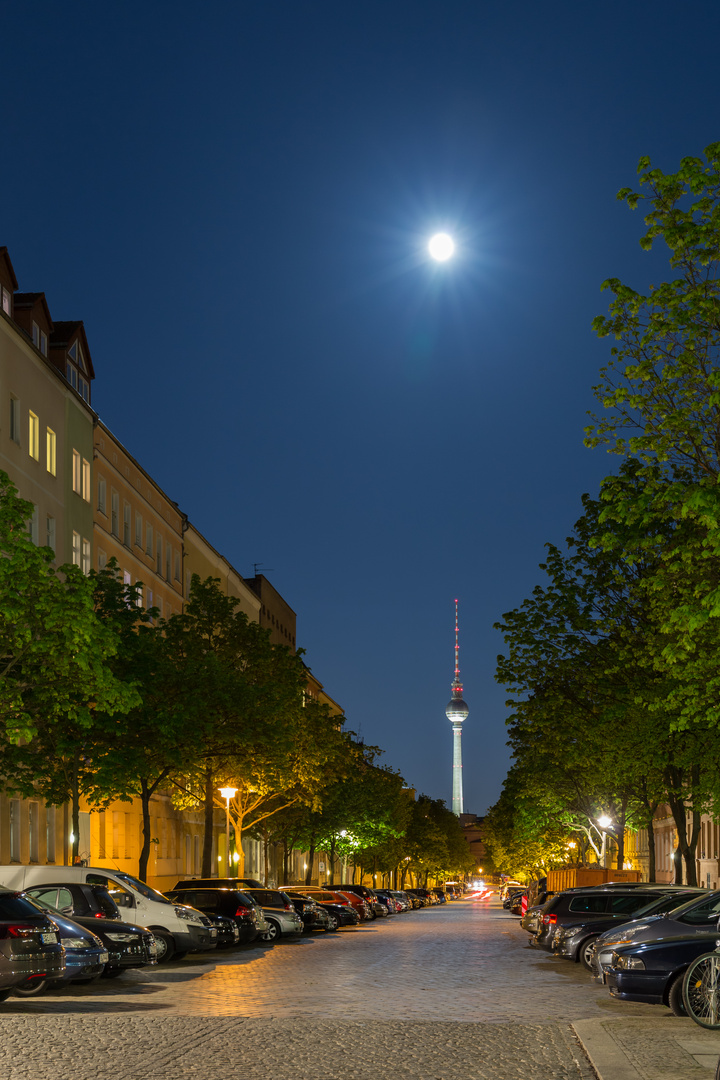 Strelitzer Straße (Berlin) bei Nacht