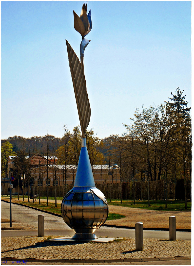 Strelitzienskulptur in Neustrelitz