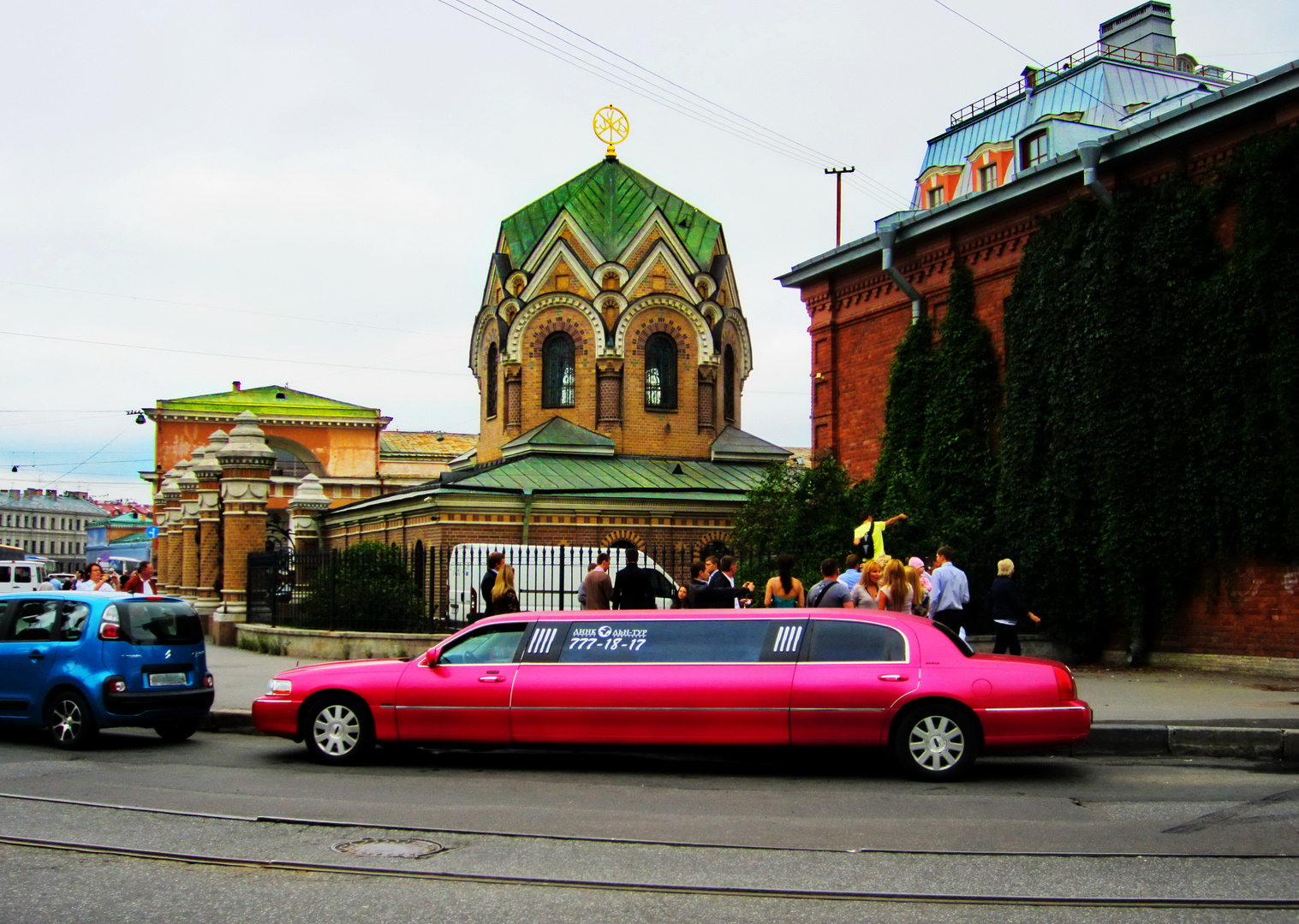 Stretchlimo mit Hochzeitsgesellschaft in St. Petersburg