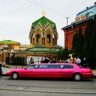 Stretchlimo mit Hochzeitsgesellschaft in St. Petersburg