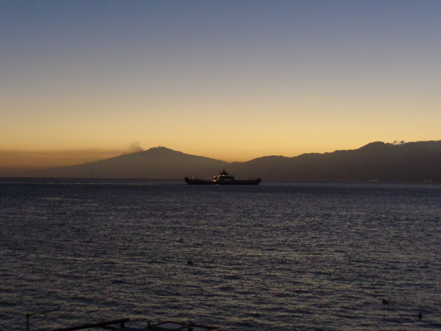 stretto di messina al tramonto