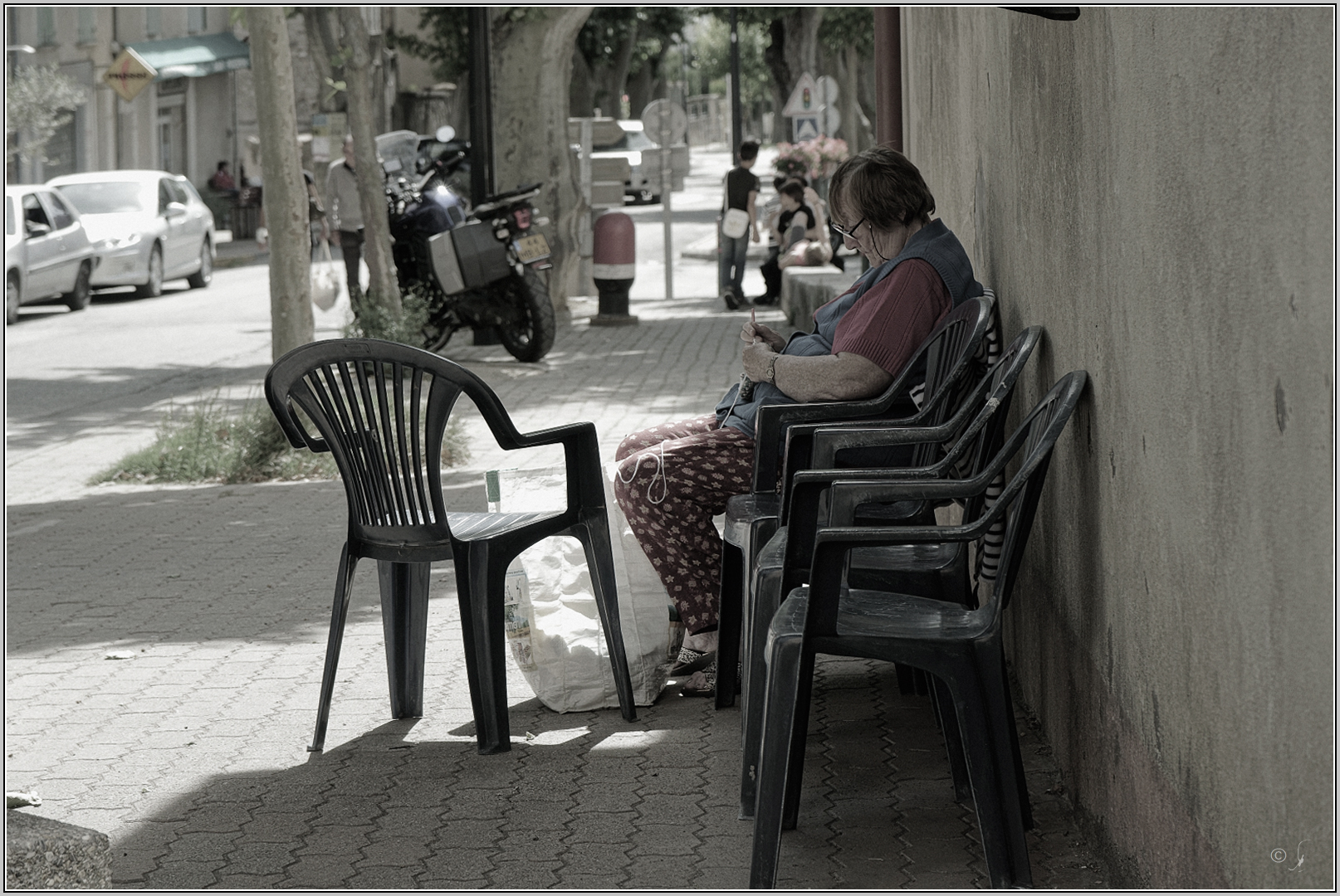 Strickarbeit an der Dorfstrasse