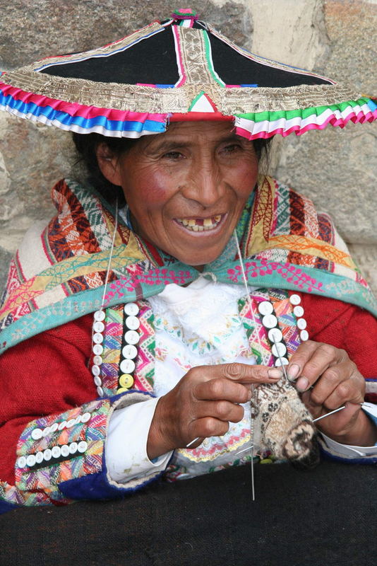 strickende Peruanerin am Ollantaytambo