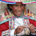 strickende Peruanerin am Ollantaytambo