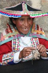 strickende Peruanerin am Ollantaytambo