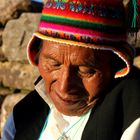 Strickender Mann auf dem Titicacasee