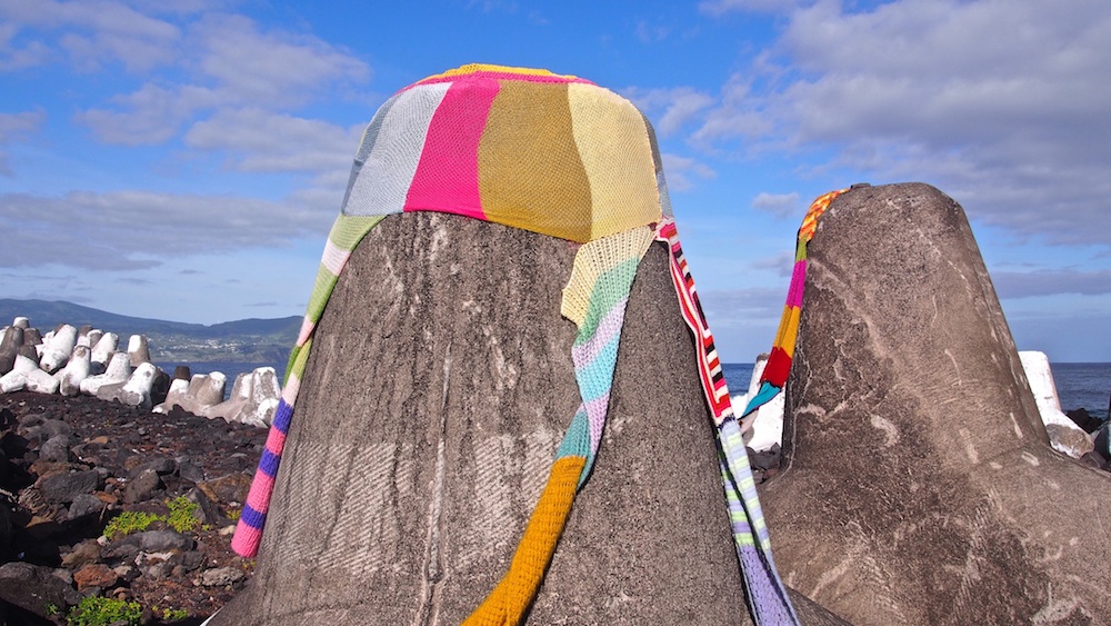 Strickkunst beim Hafen in Madalena