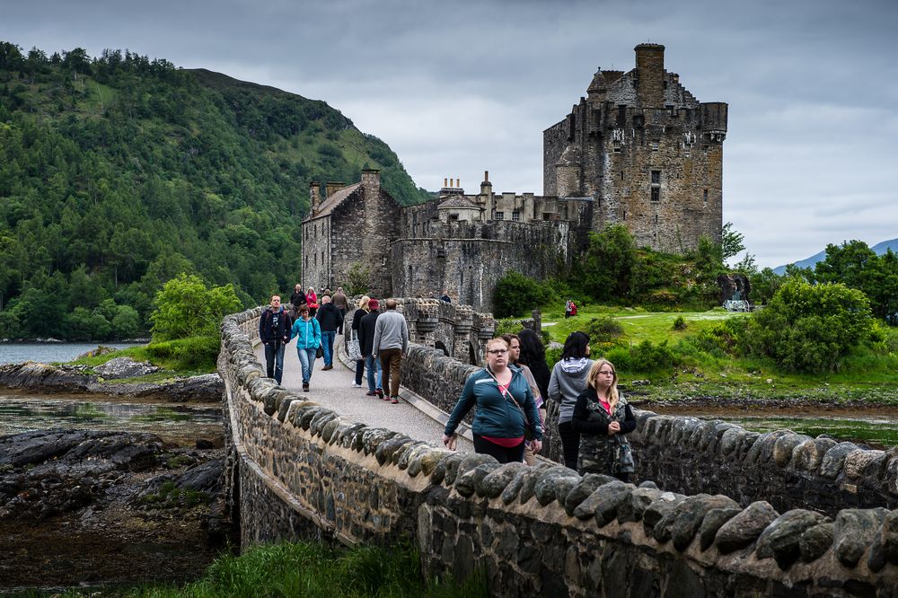 Ströme von Touristen auf dem Weg zur Burg