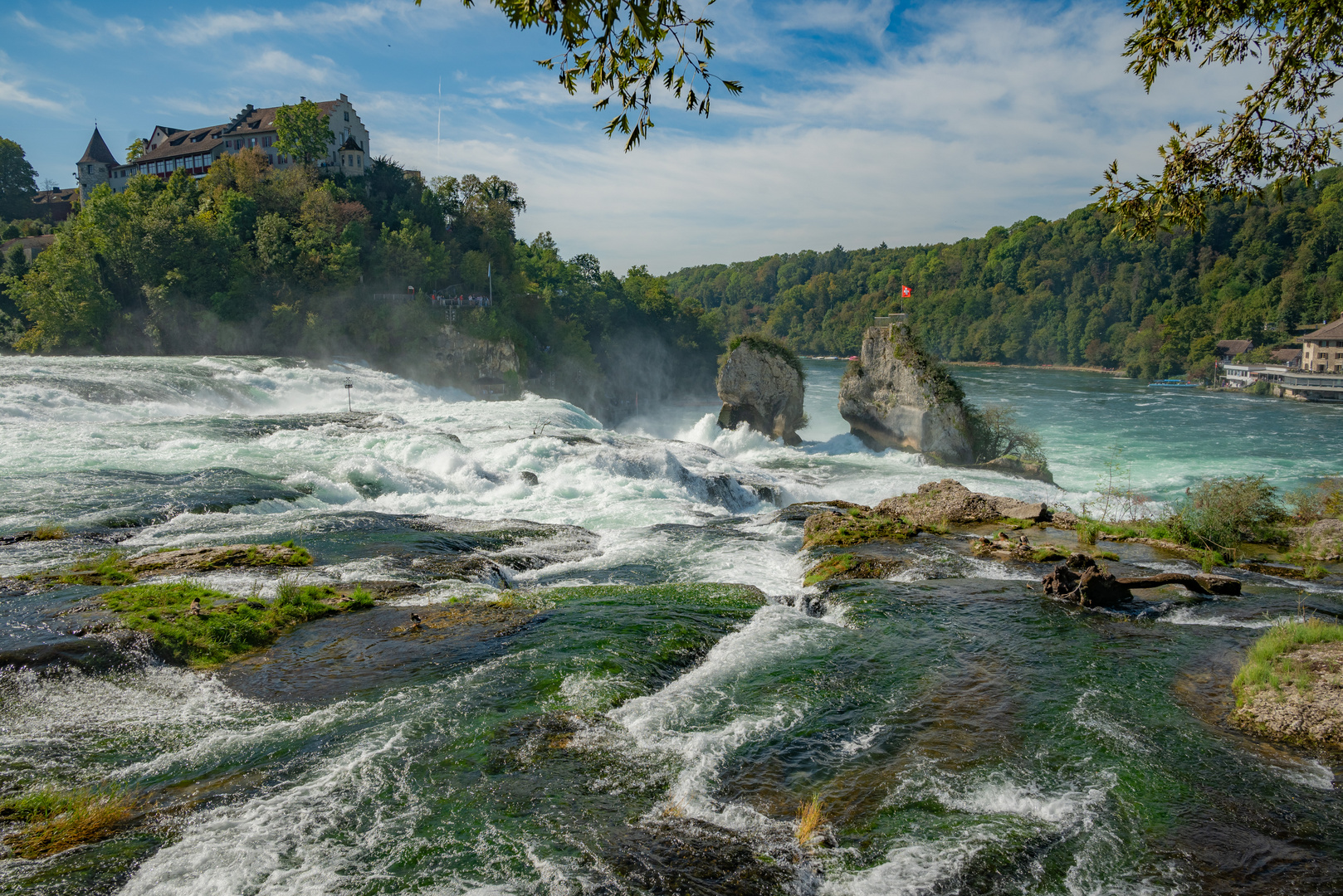 Strömendes Wasser am Rheinfall