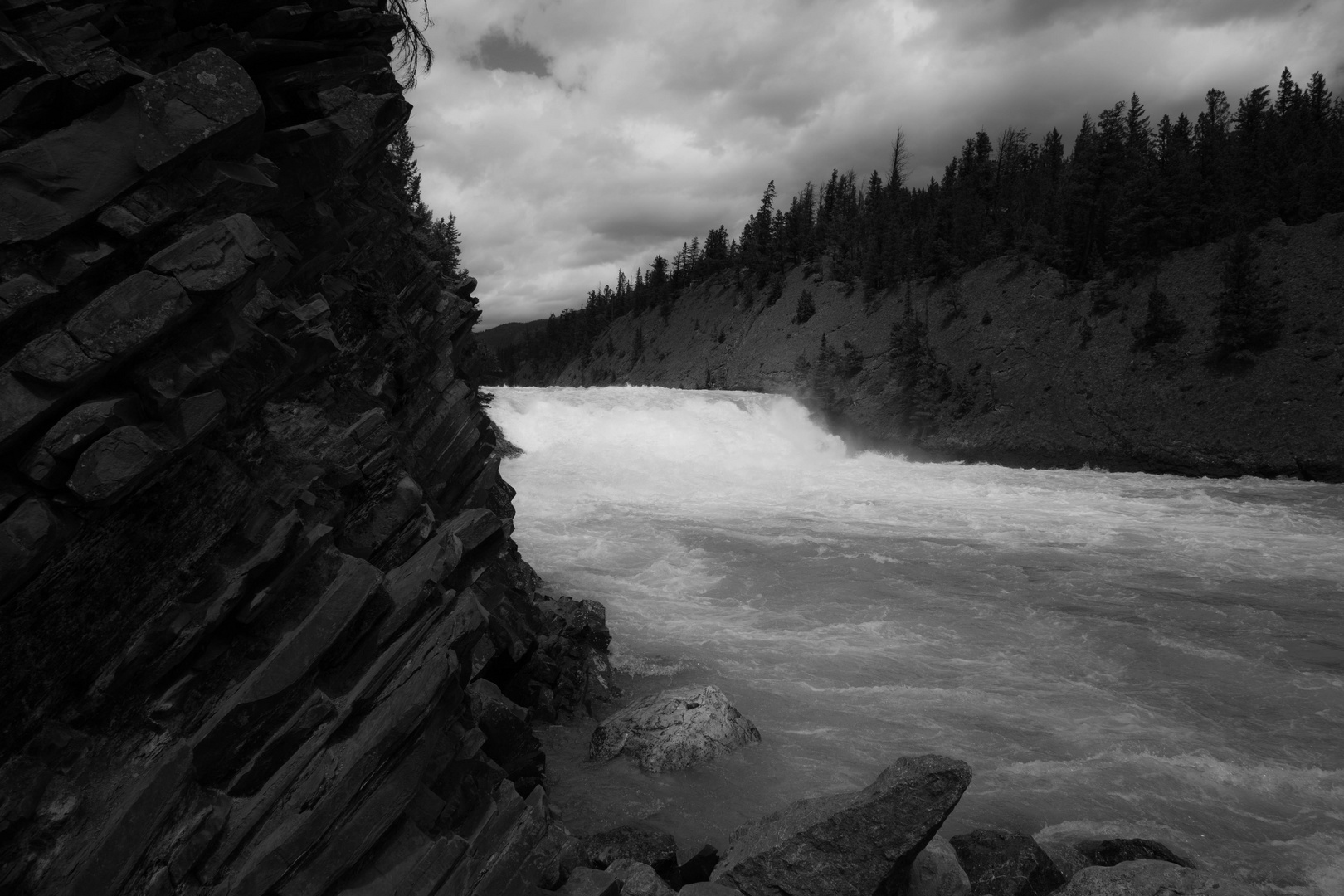 Strömendes Wasser in schwarz/weiß