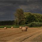 Stroh und Wolken