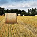 ... Strohballen auf dem Stoppelfeld ...