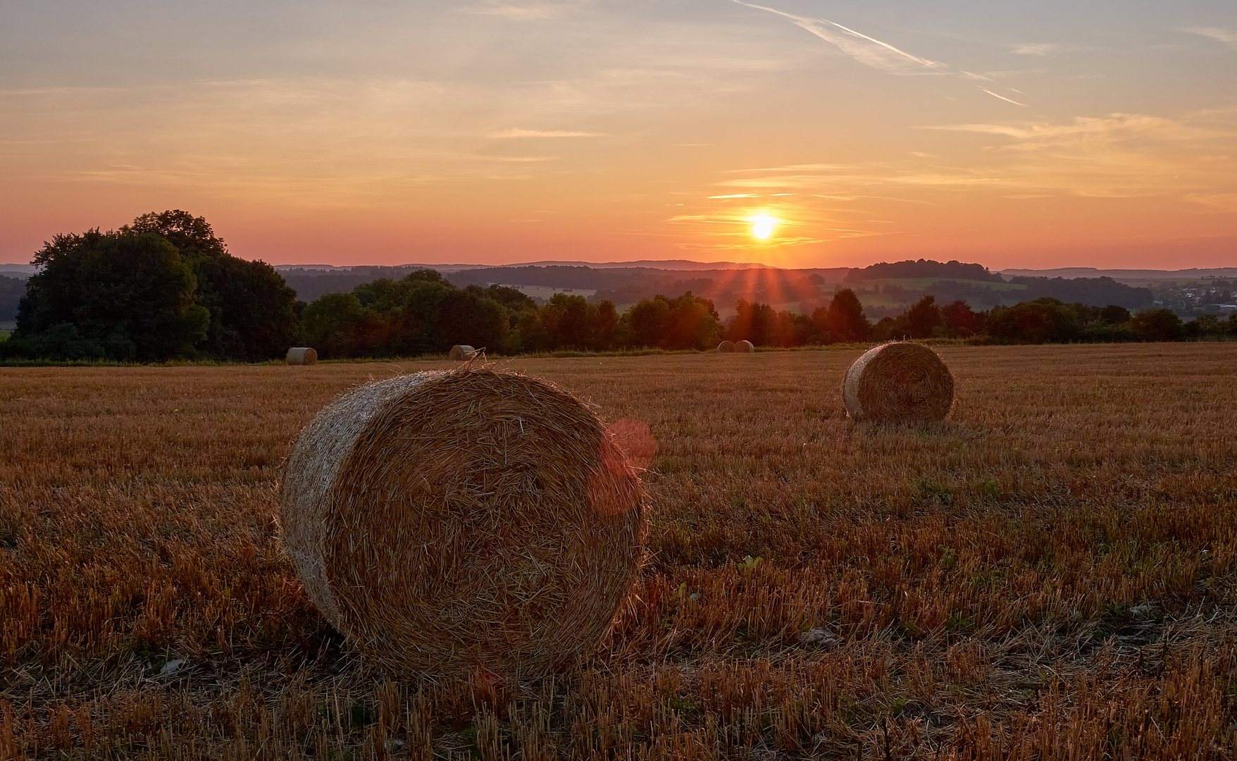 Strohballen auf der Schwäbischen Alb im Sonnenuntergang