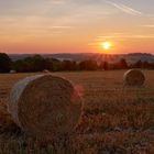 Strohballen auf der Schwäbischen Alb im Sonnenuntergang