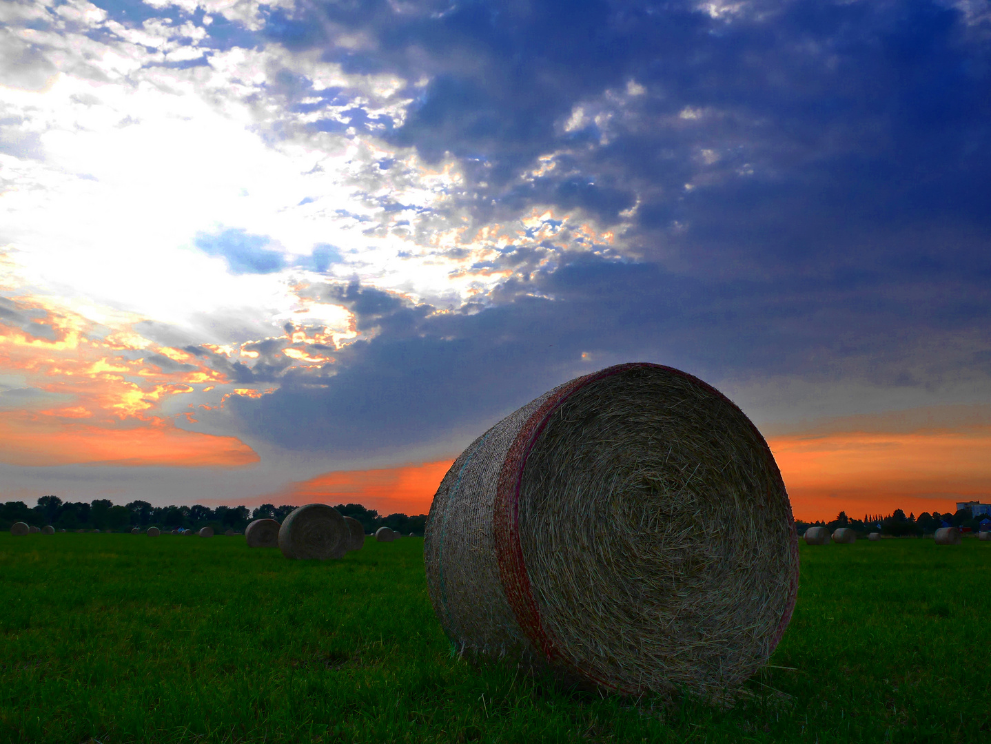 Strohballen bei Sonnenuntergang