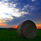 Strohballen bei Sonnenuntergang