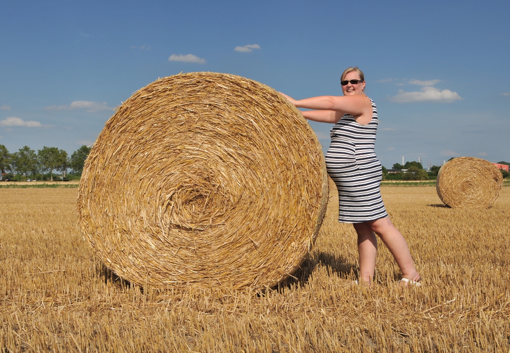 Strohballen gegen Babybauch...