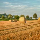 Strohballen im Abendlicht