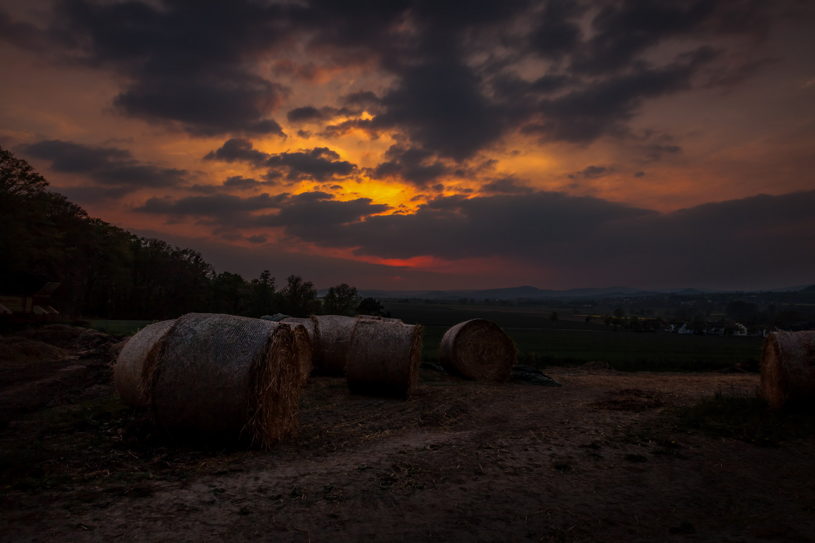 Strohballen im Abendlicht