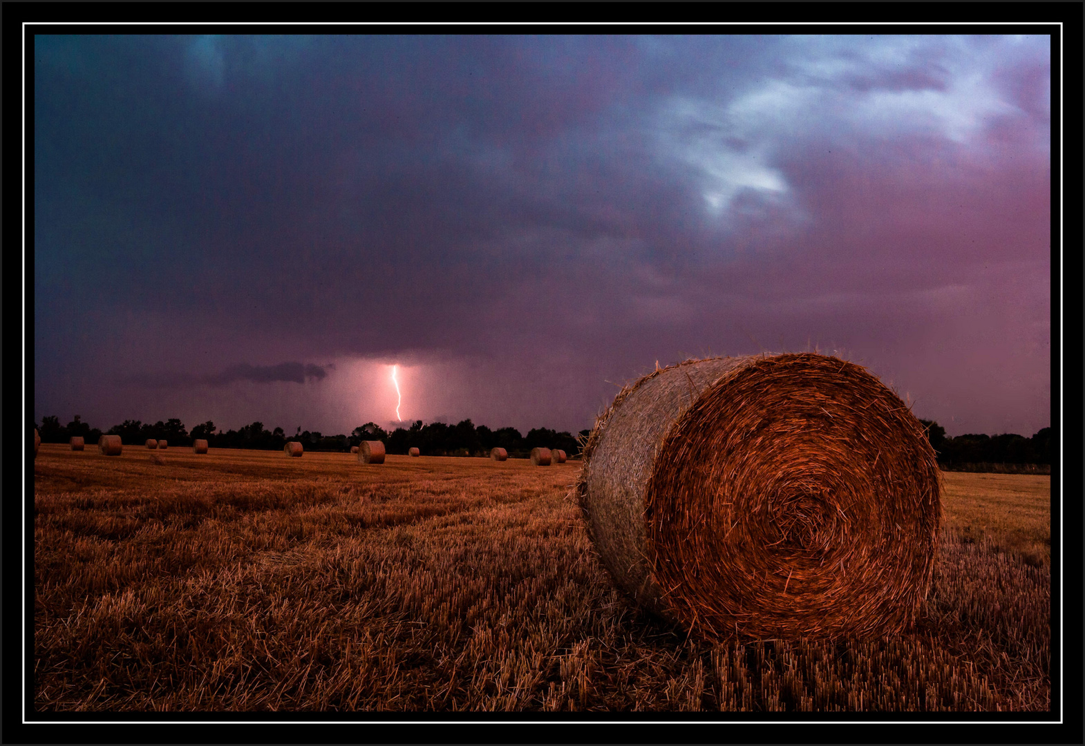 Strohballen im Gewitter