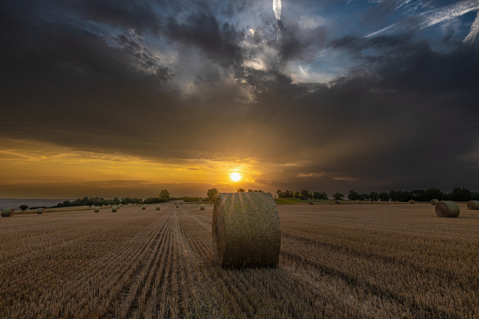 Strohballen im letzten Sonnenlicht 