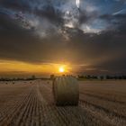 Strohballen im letzten Sonnenlicht 