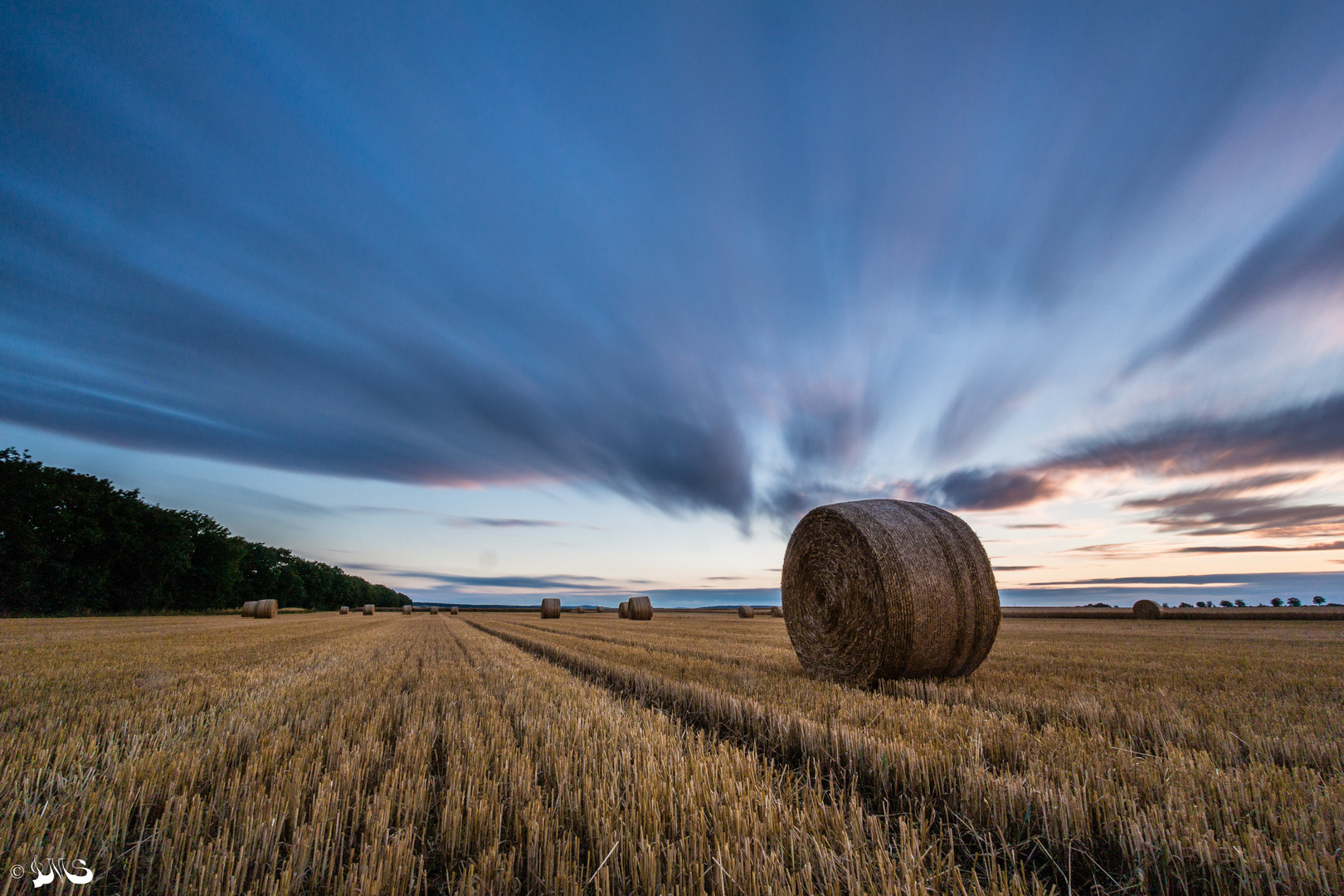 Strohballen im Sonnenuntergang