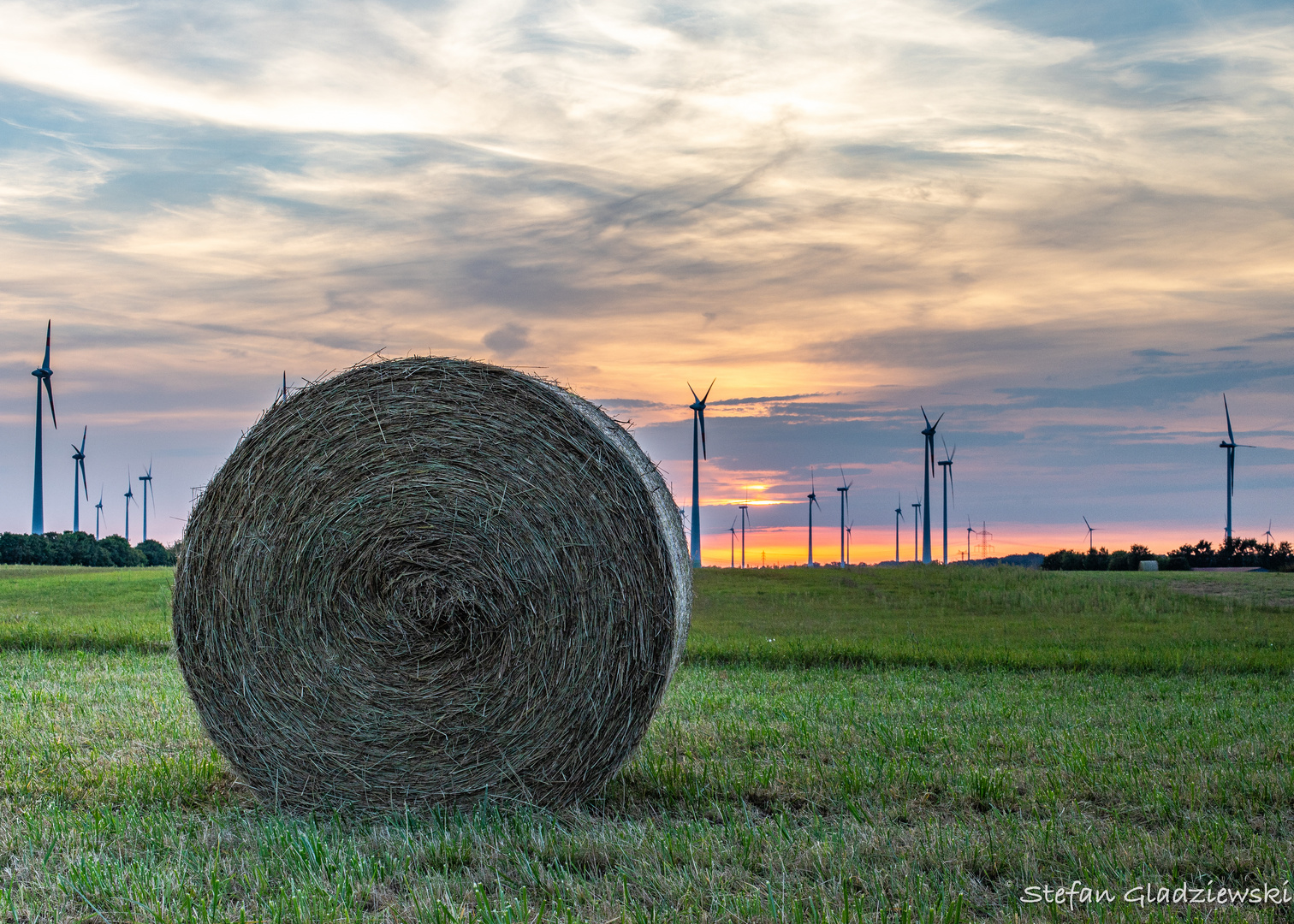 Strohballen im Sonnenuntergang 