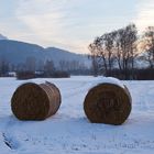 Strohballen im Winter