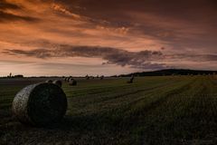 Strohballen in der Abendsonne