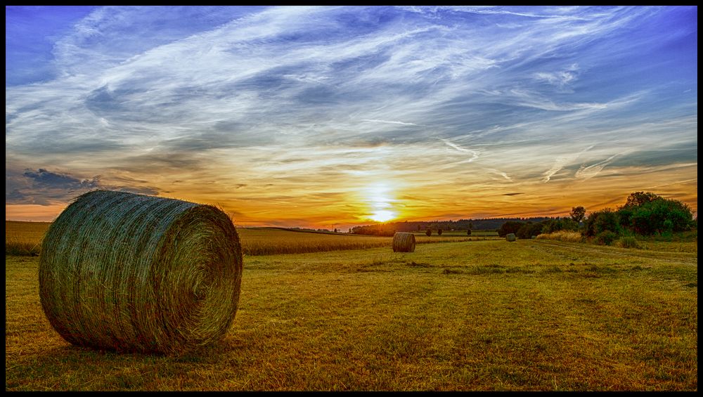 Strohballen in der Abendsonne