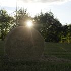 Strohballen mit Suchscheinwerfer